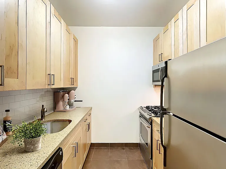 21 West St #7H — Photo 1
