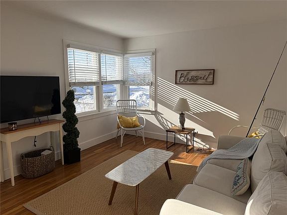 4th image of 9 Champlin Dr