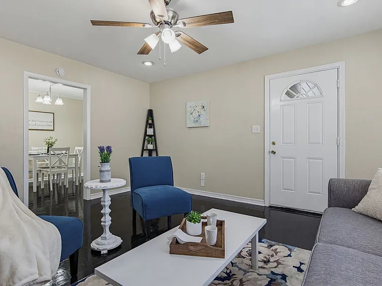 1095 Texas Pkwy — Photo 12