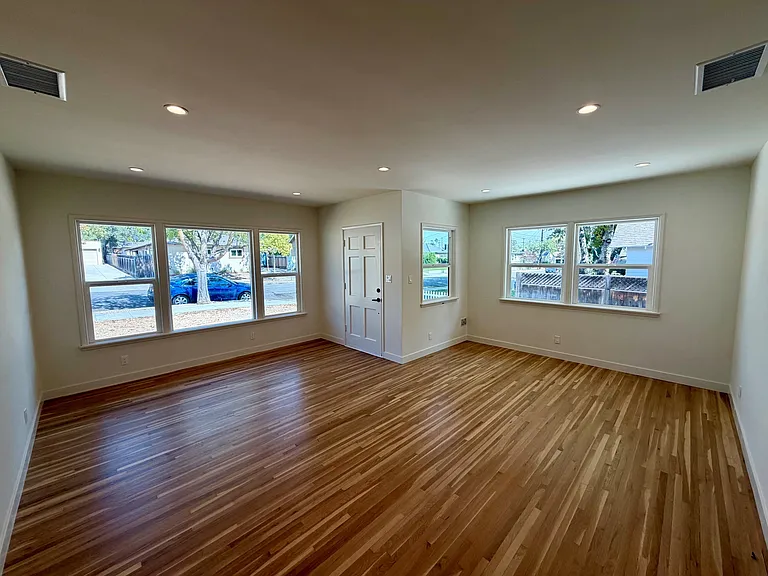 131-133 Poinsettia Ave #131 — Photo 3