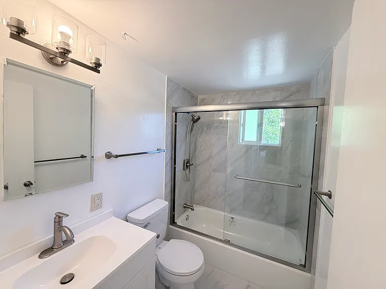 739 Lakehaven Dr — Photo 1