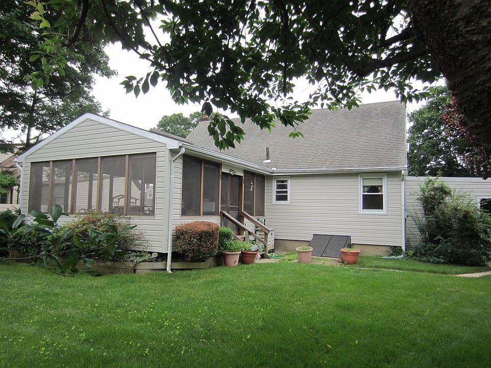 2nd image of 263 N Elm St