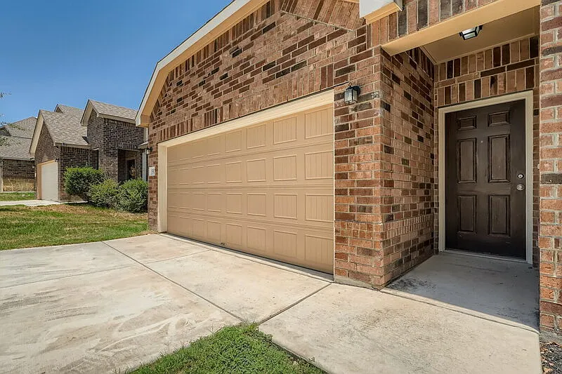 3 bed, 2.5 bath, 2065 sqft, $2,050 — Photo 3