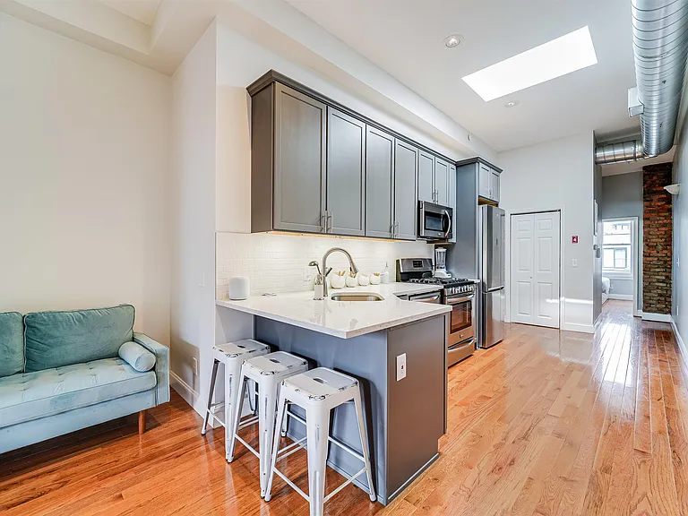 400 Madison St #7 — Photo 4
