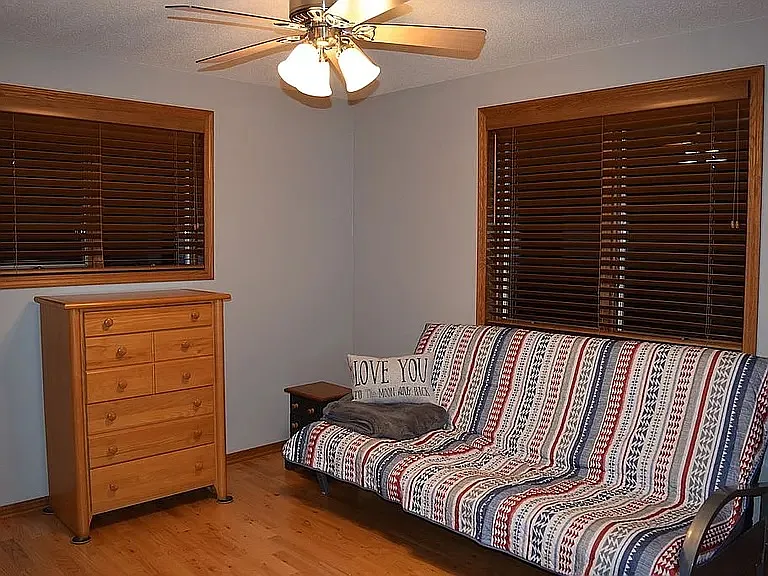 4 bed, 2800 sqft, $3,200 — Photo 2