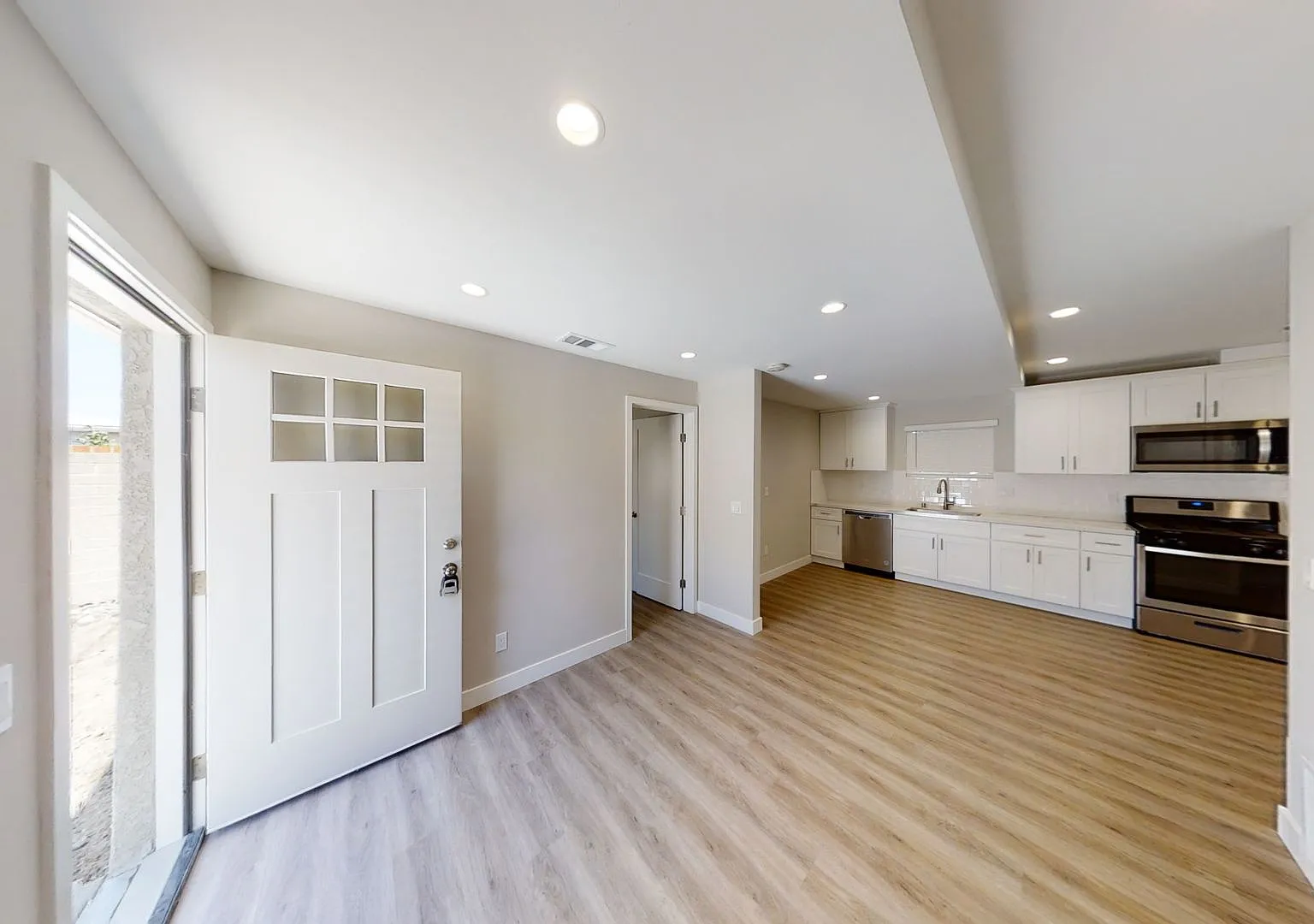 3BD/1BA on 63rd! — Photo 3