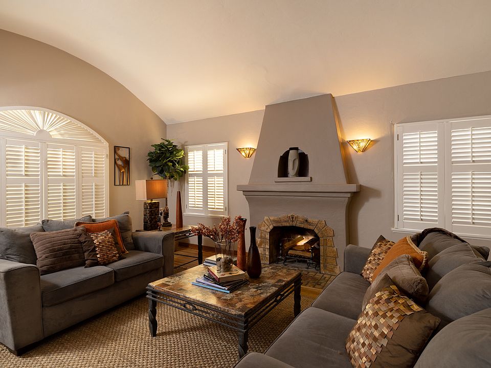 Spacious and cozy Living Room.

Video 3D Tour Available