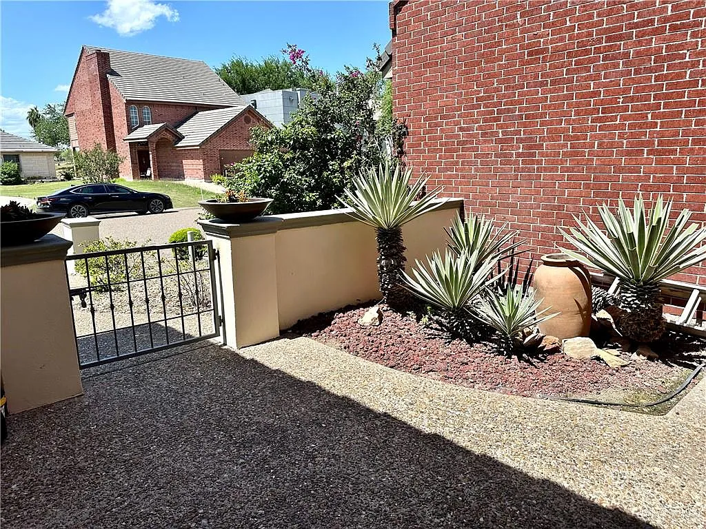 3 bed, 2.5 bath, 1737 sqft, $2,250 — Photo 3