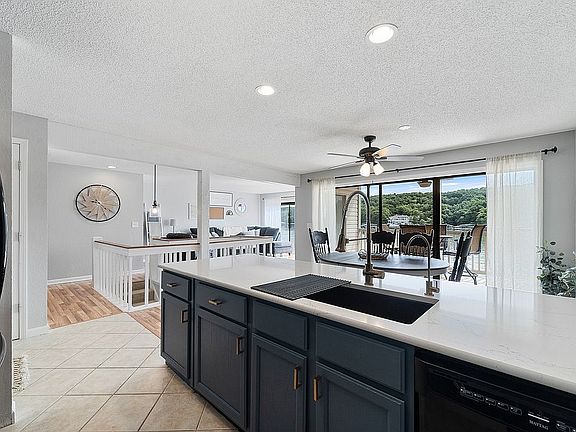 Kitchen, quartz countertops
