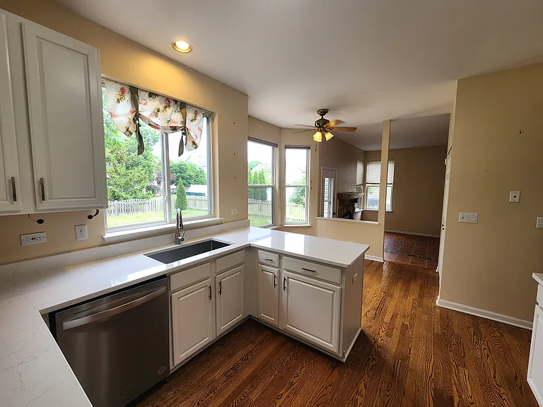 460 Arlington Ln — Photo 2