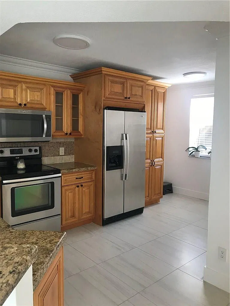 3 bed, 2.0 bath, 1166 sqft, $2,500 — Photo 2
