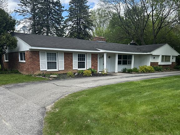 Lots of additional parking with circular driveway