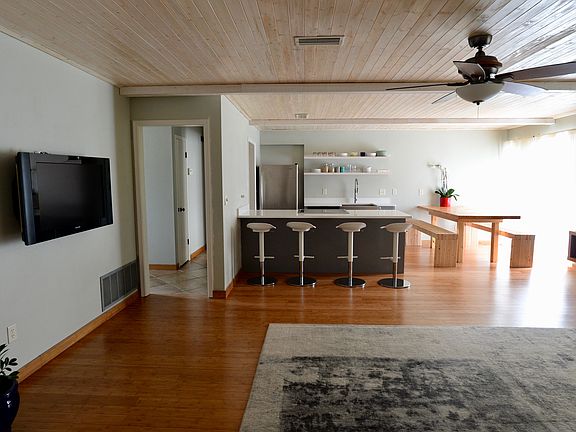4th image of 3384 Laurel Grv N