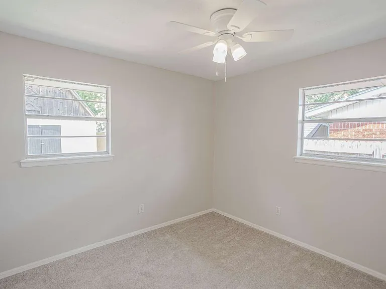 1041 SW 2nd St — Photo 13