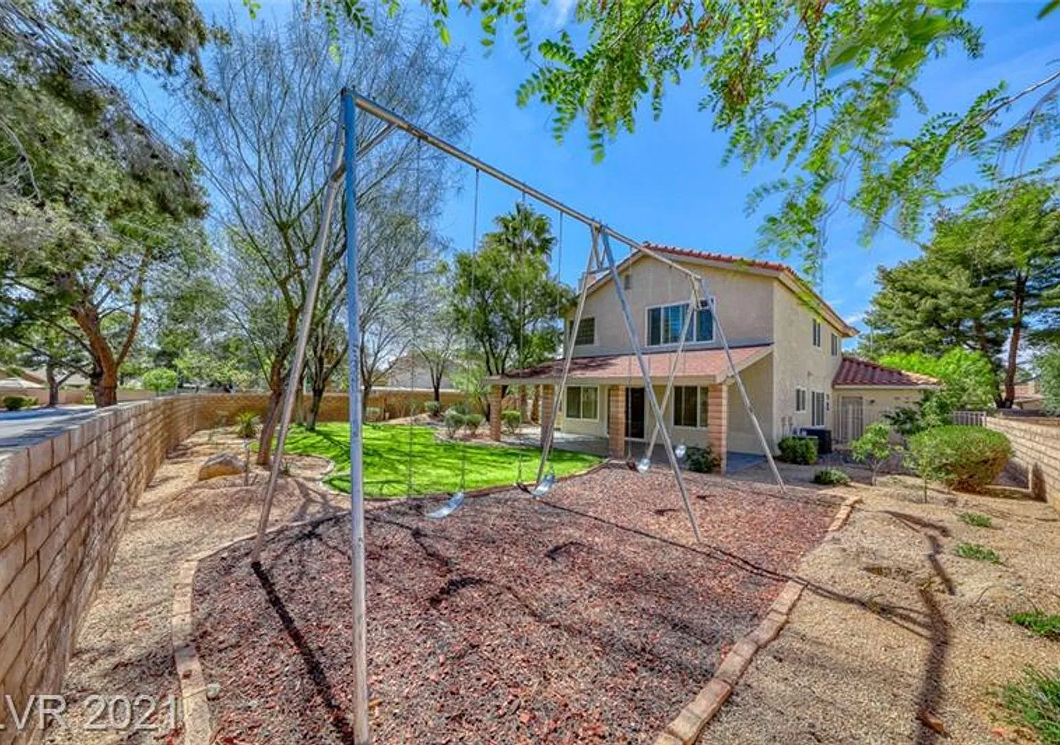 Gorgeous 4 bedroom home with large corner lot! — Photo 4