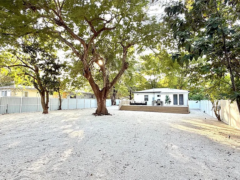 12325 NE 11th Pl — Photo 2