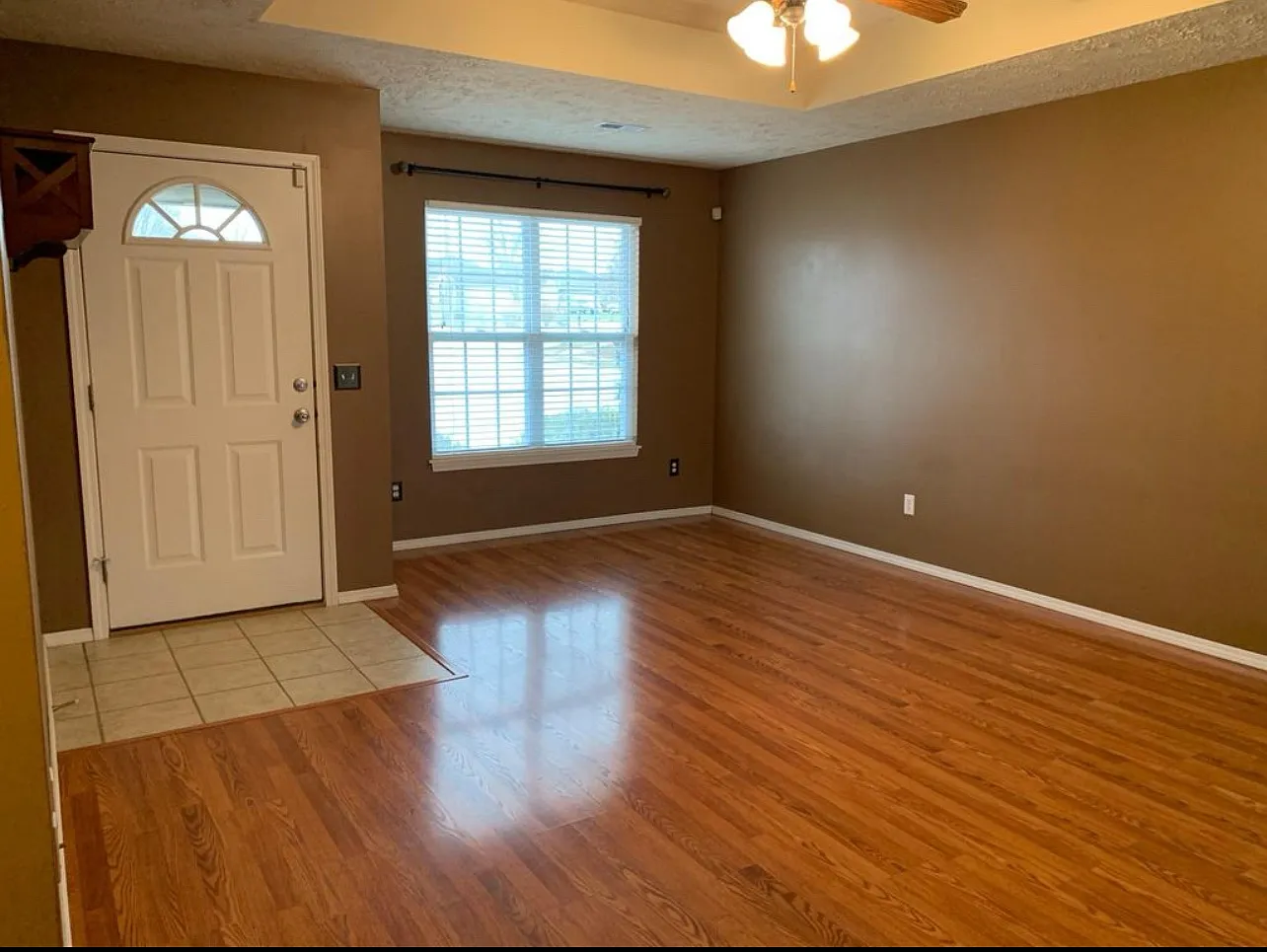 515 W Woodbine Rd — Photo 2