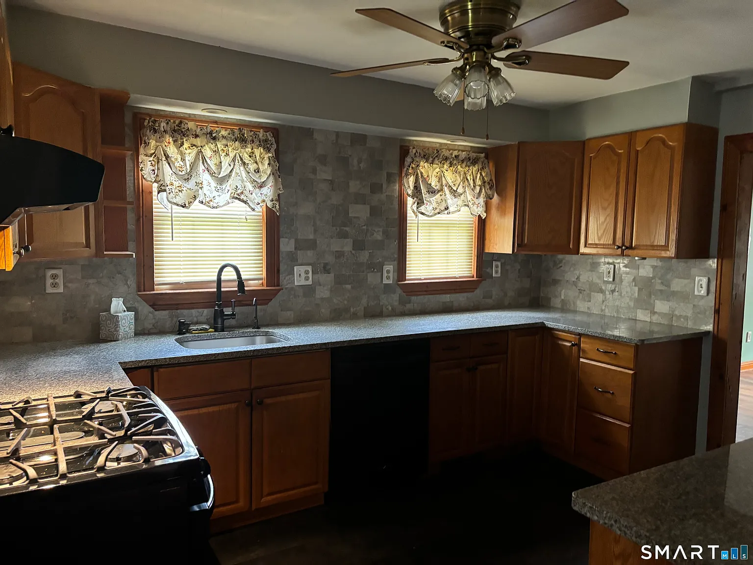 3 bed, 2.0 bath, 1760 sqft, $2,950 — Photo 2