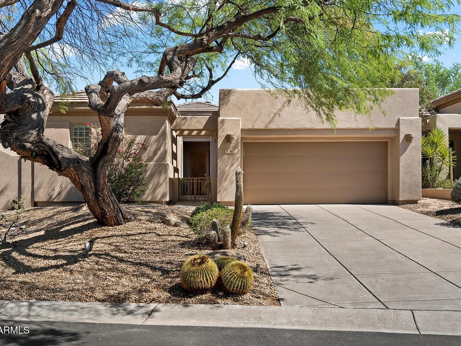 2 bed, 3.0 bath, 1385 sqft, $5,500 — Photo 2