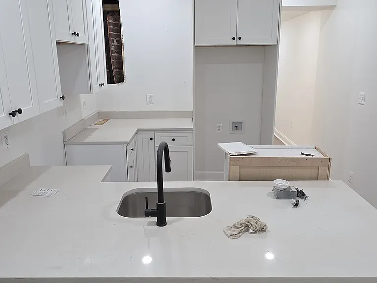 222 N Glover St — Photo 4