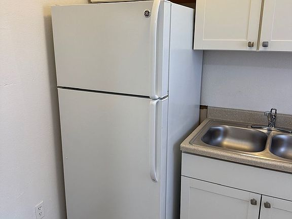3rd image of 403 N School St APT 6