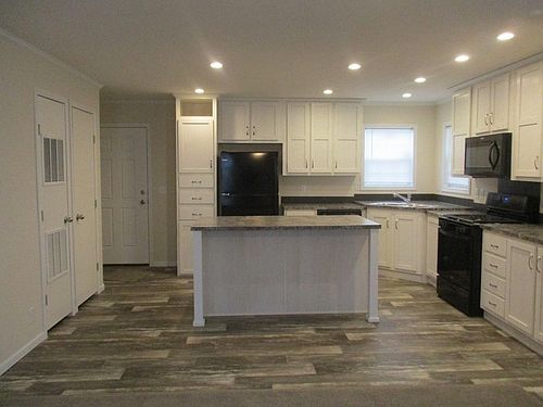 1st image of 82 Suzanne Blvd