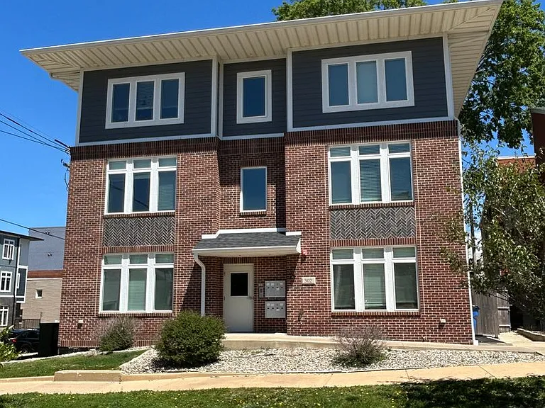302 E Clark St — Photo 2