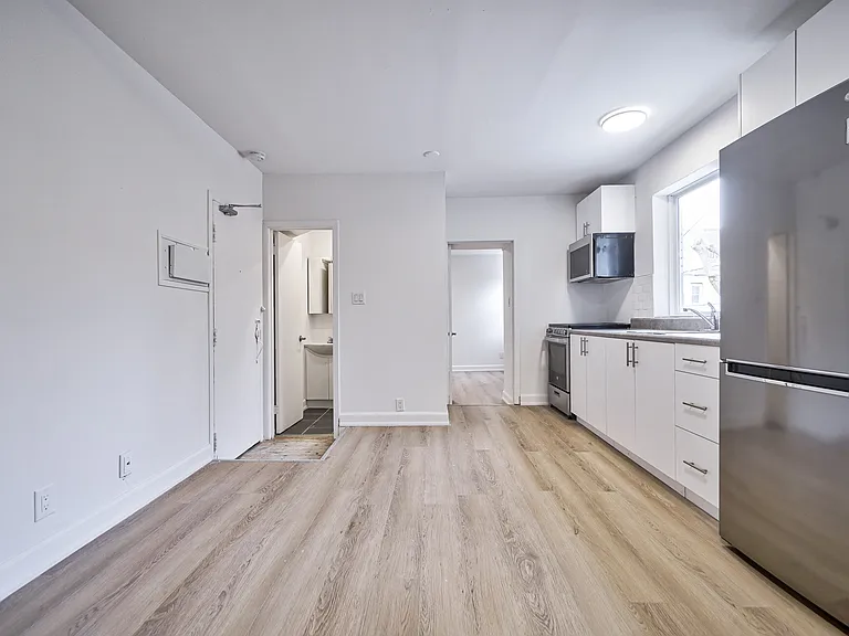 1046 Bathurst St — Photo 8