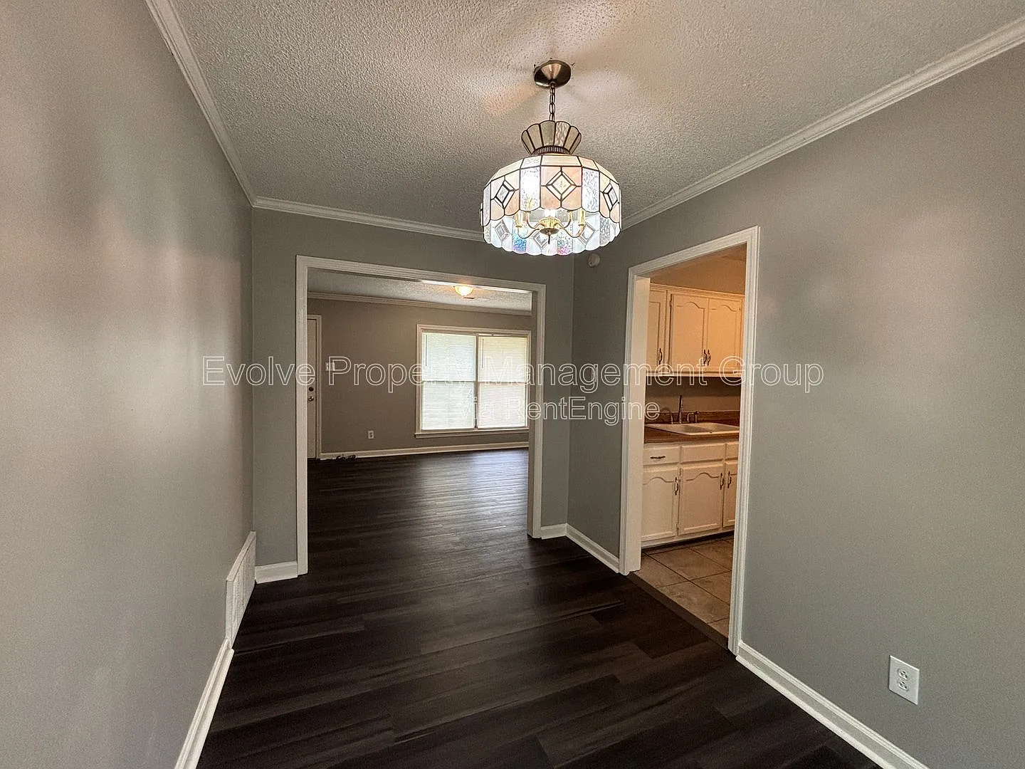 3 bed, 1.0 bath, 1051 sqft, $1,095 — Photo 3