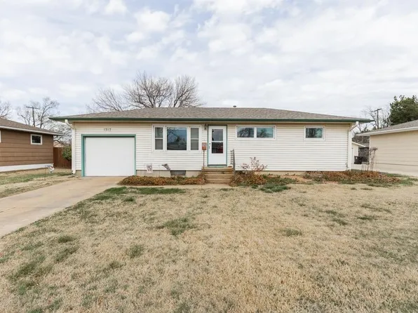 1317 Indian Rock Ln, Salina, KS 67401