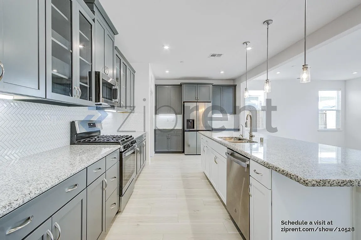 4 bed, 2583 sqft, $3,450 — Photo 2