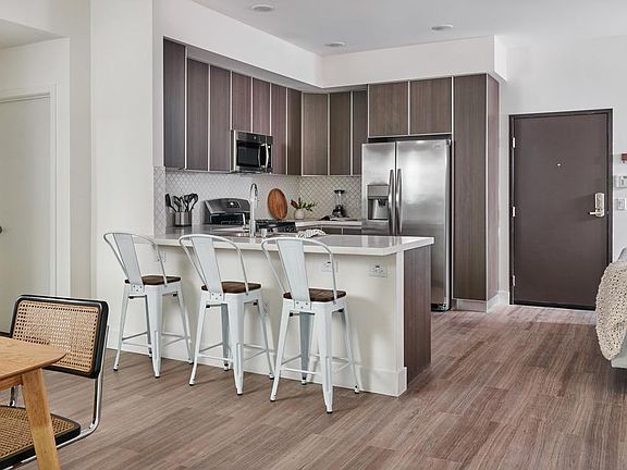 4th image of 418 N Norton Ave Penthouse 2-4
