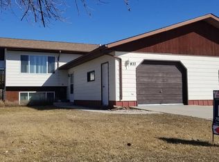 827 8th St E, Bottineau, ND 58318
