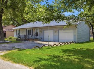 818 N Houston St, Adrian, MO 64720