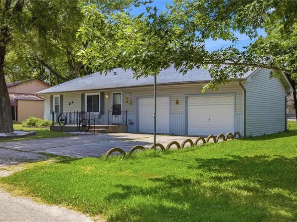 818 N Houston St, Adrian, MO 64720