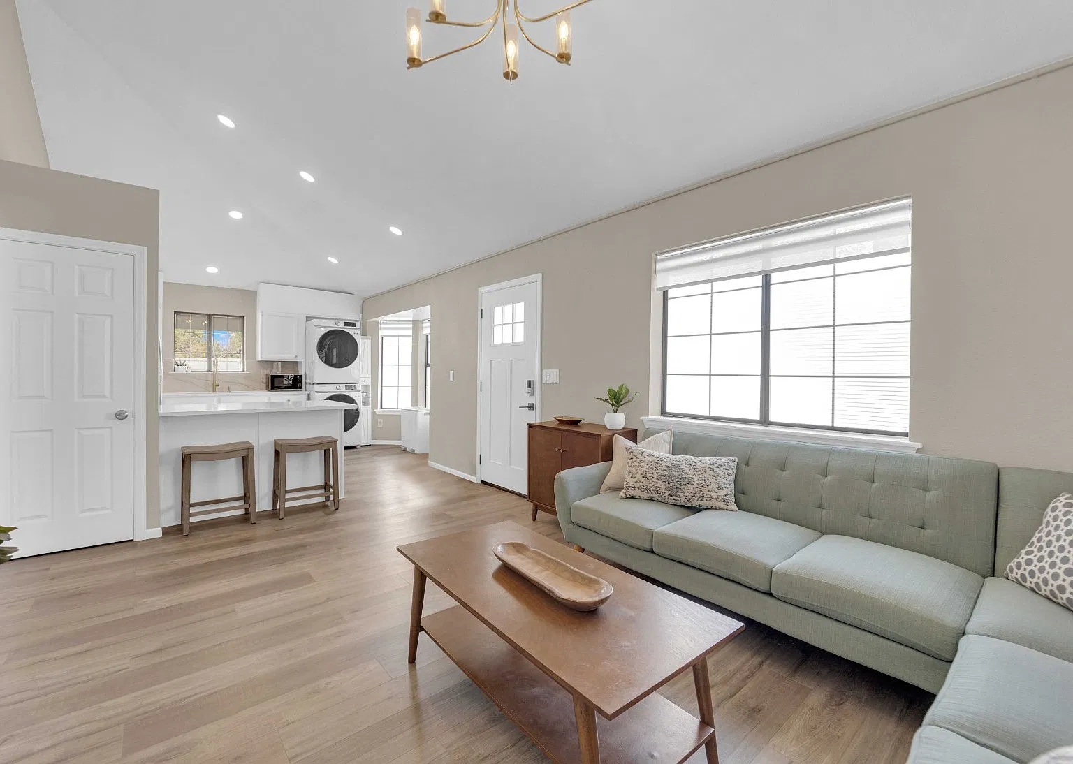 2 bed, 1100 sqft, $3,400 — Photo 2