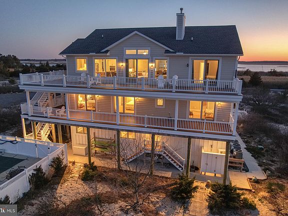 3rd image of 2118 N Bay Shore Dr