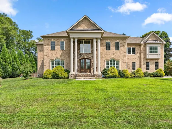 833 Golden Arrow St, Great Falls, VA 22066