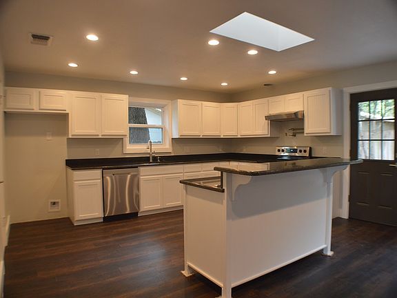 3rd image of 805 Bluebonnet Dr