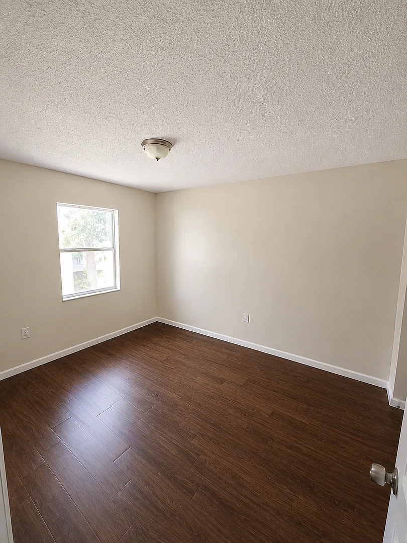 927 N. Iowa B - 15 — Photo 3