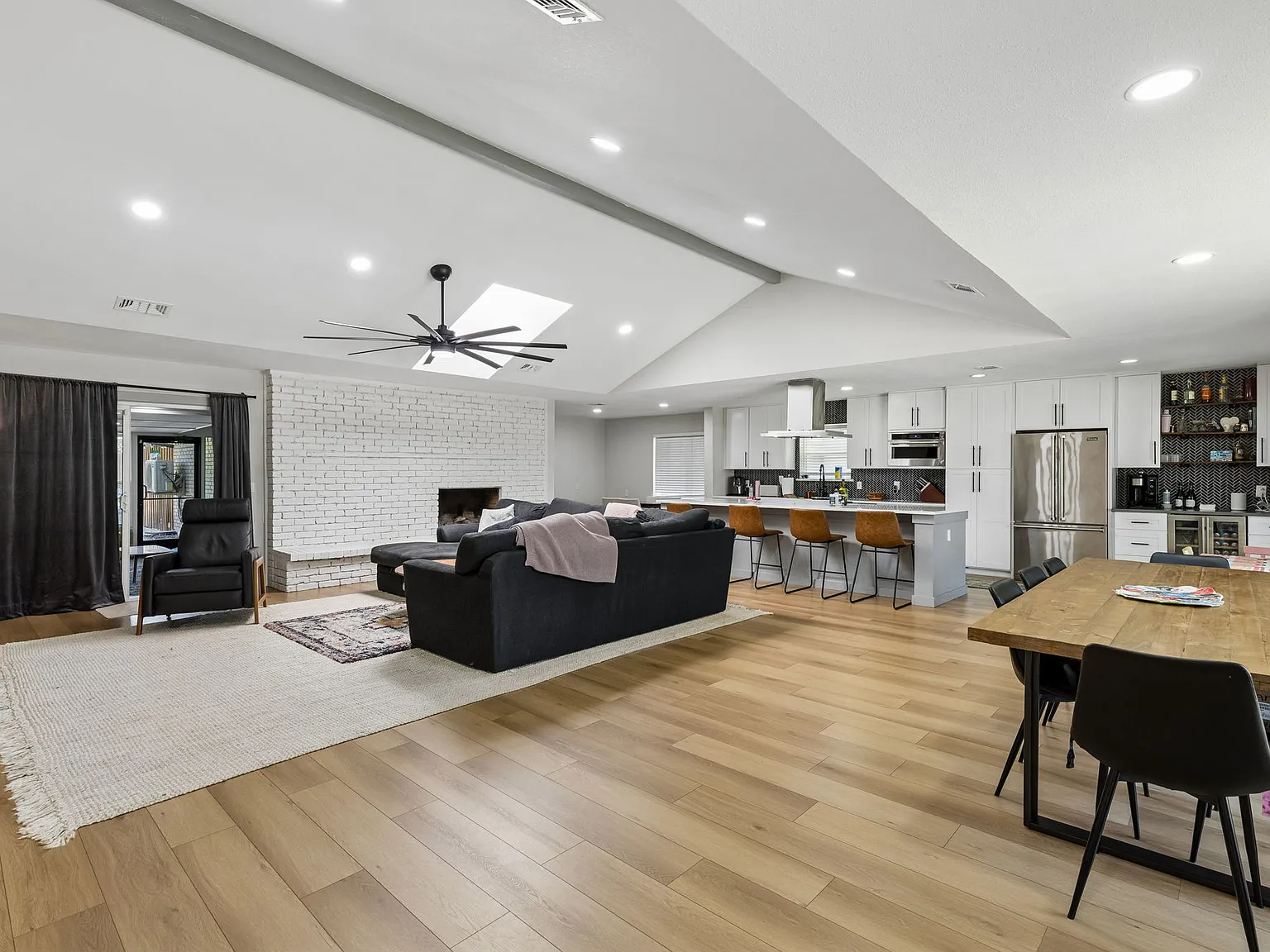 4 bed, 2462 sqft, $3,700 — Photo 3