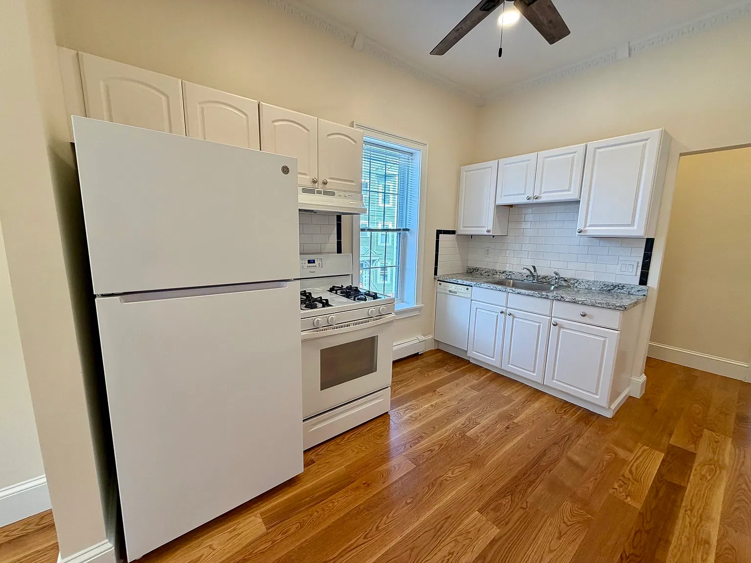2 bed, 1.0 bath, 99999 sqft, $3,800 — Photo 4