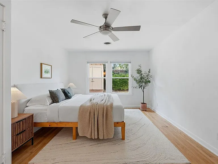 900 Stark St — Photo 13