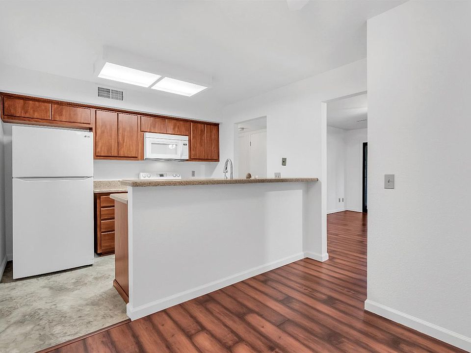 2nd image of 101 Del Verde Cir APT 2