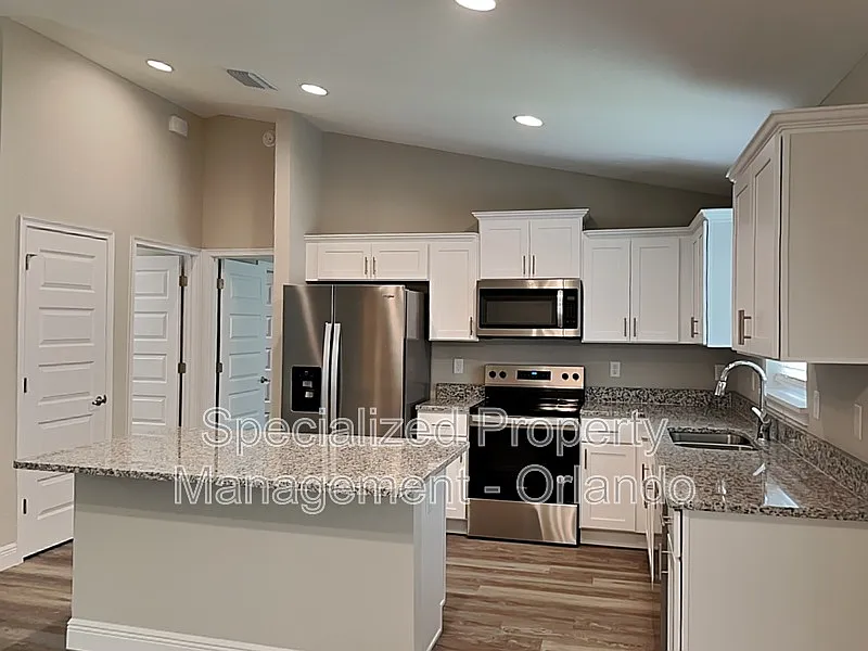 3 bed, 2.0 bath, 1450 sqft, $1,799 — Photo 2