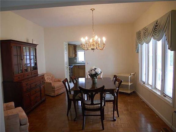 3rd image of 215 River Farms Dr