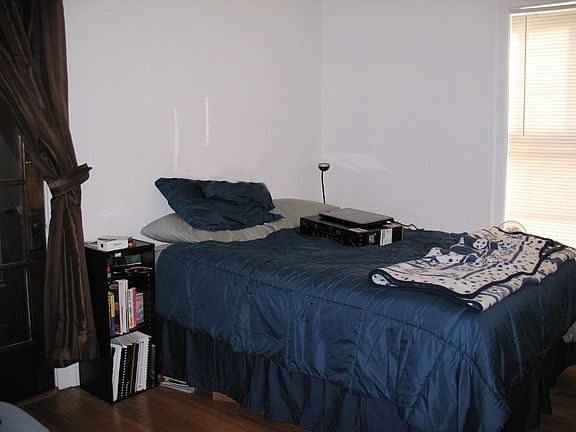 5th image of 925 W Oakdale Ave APT 1E