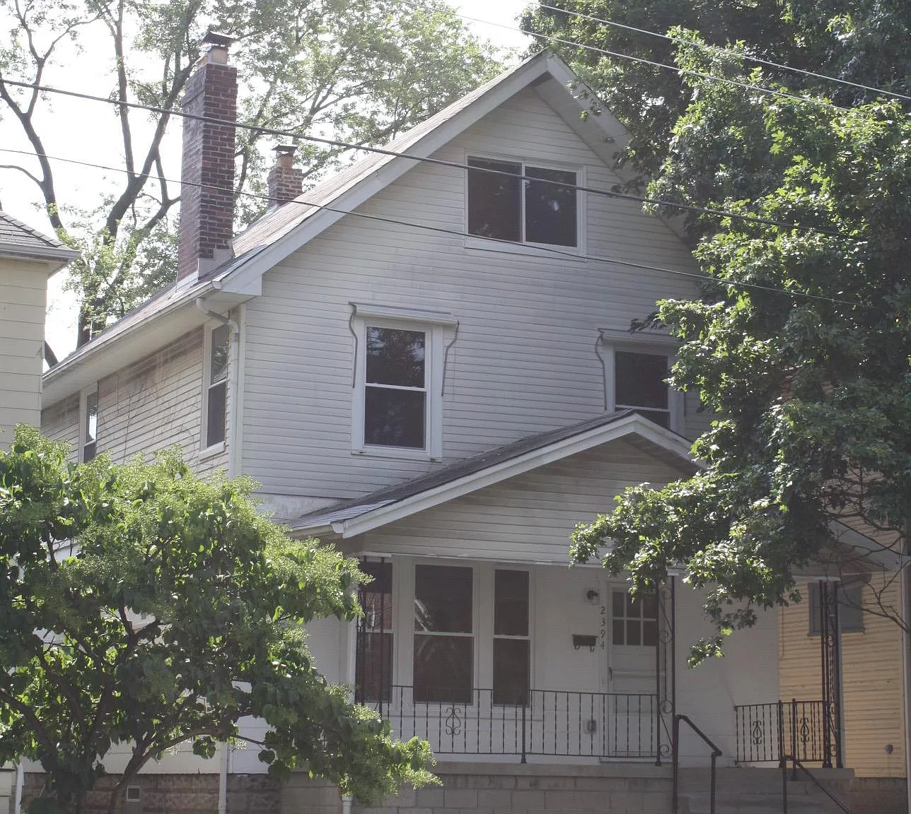 2394 Summit St — Photo 1