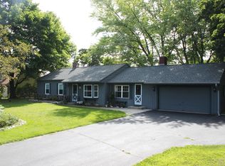 W142N7025 Oakwood Dr, Menomonee Falls, WI 53051
