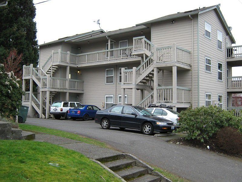 Front of the building with 9 parking spaces for 6 units.